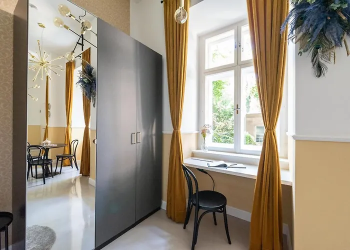 Gustav Klimt At Belvedere By Hm Appartement